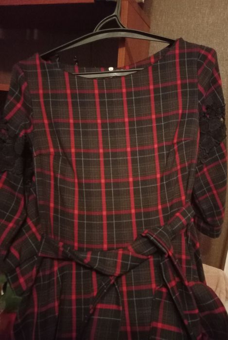 Елегантна жіноча сукня в клітинку з поясом