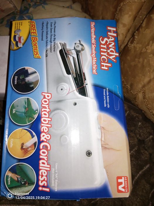 Швейна компактна машинка  з набором ниток