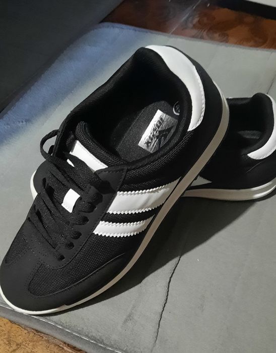 Кросівки чоловічі р. 40, чорні. Нові.