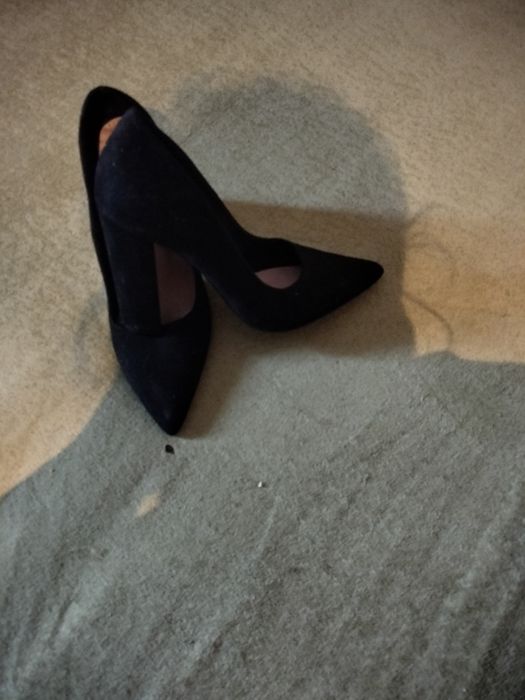 Piękne skórzane buty na obcasie