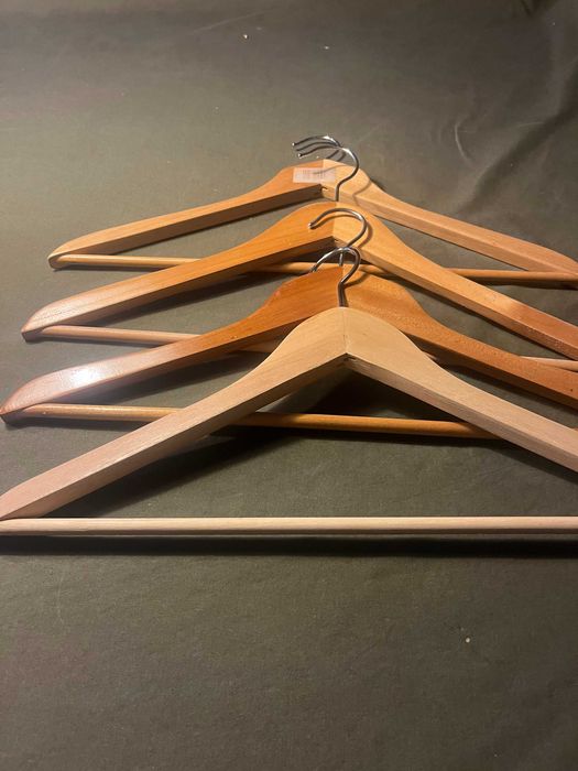 Conjunto de 6 cabides de madeira