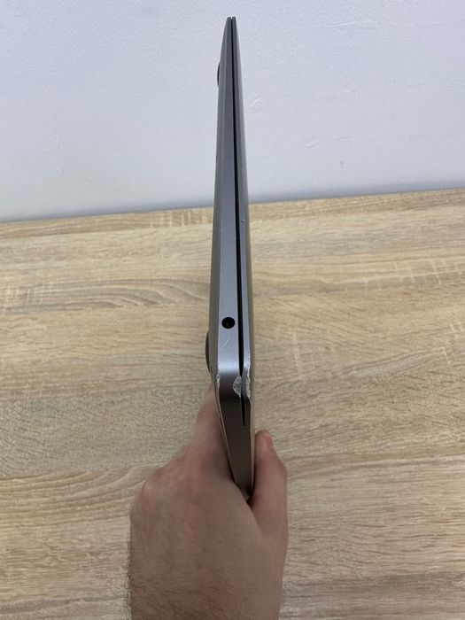 Продам MacBook Air 2020 i3 8/128