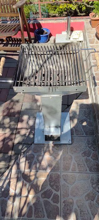 Grill na nodze stalowy