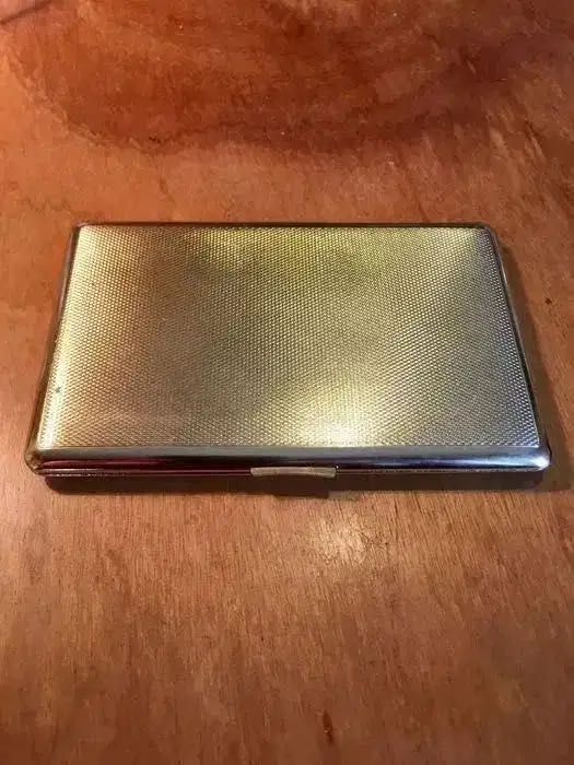 2 CIGARREIRAS - 1 em pele - 1 em metal dourado - anos 70/80