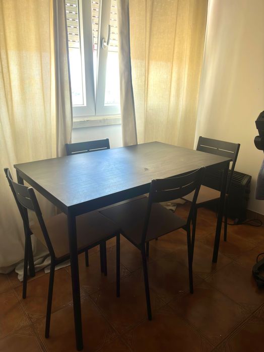 Mesa de Jantar + 4 Cadeiras