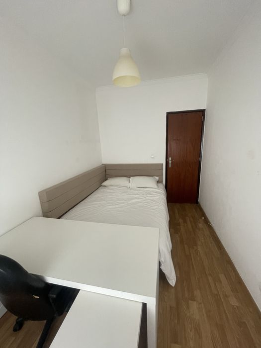 Cama, mesa secretária, cabeceira e mais