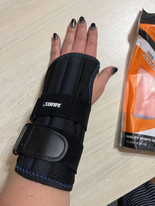 Бандаж на зап’ястя лівой руки