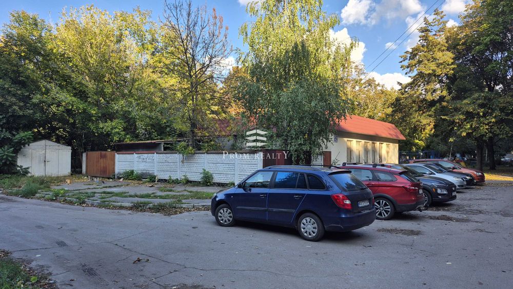 Окрема будівля зі своїм двориком