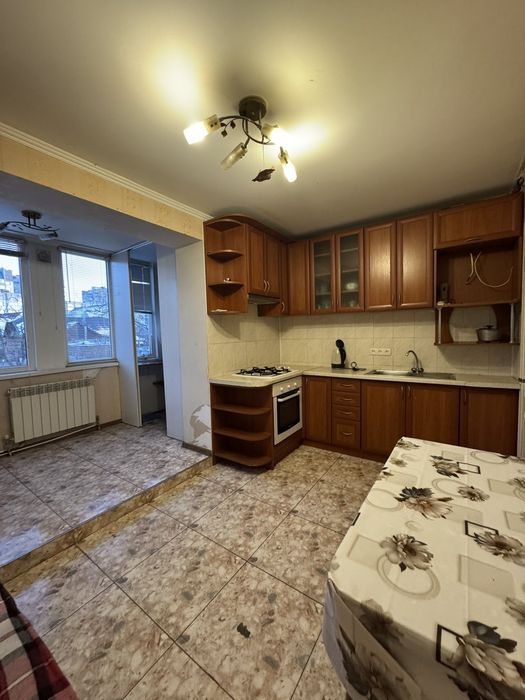 Оренда окремого будинку . Центр. Три кімнати є парко міста. Можна з тв