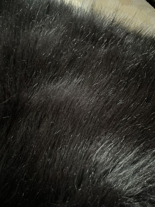 Штучне хутро чорного кольору