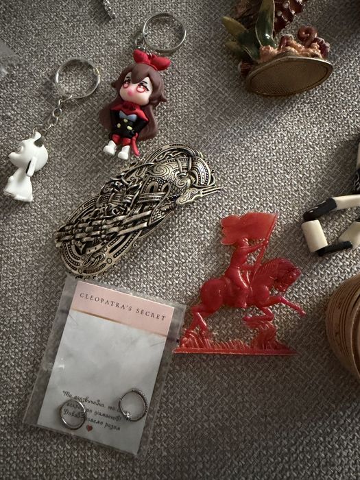 Броши, фарфор, фигурки брелки