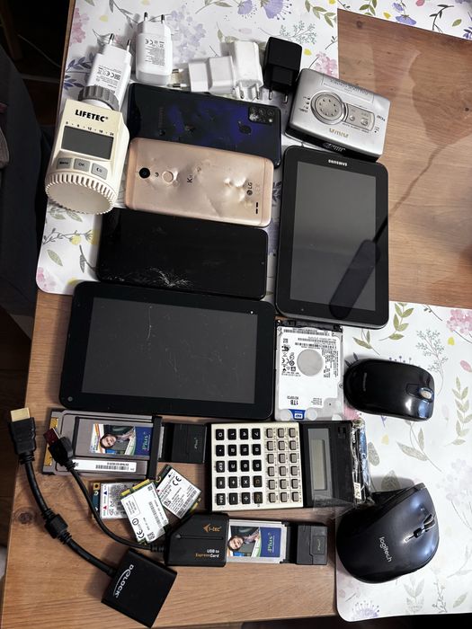 Graty z szafy telefony, tablety dysk elektronika