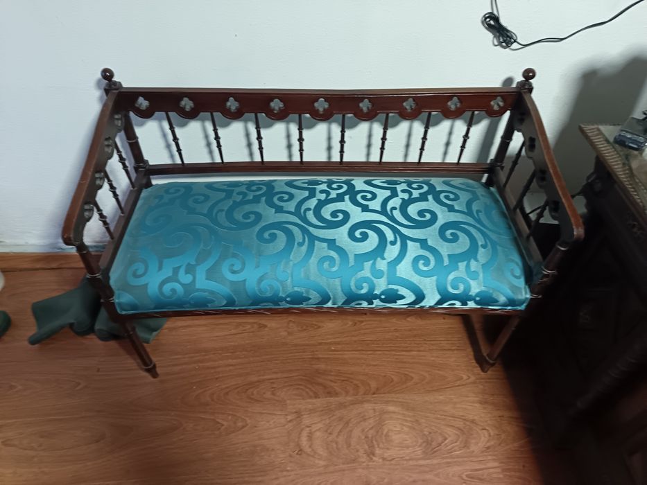 Canapé antigo restaurado de novo