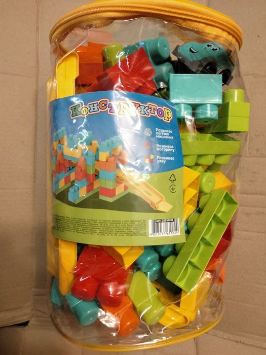 Детский конструктор , 100 деталей . Крупные блоки