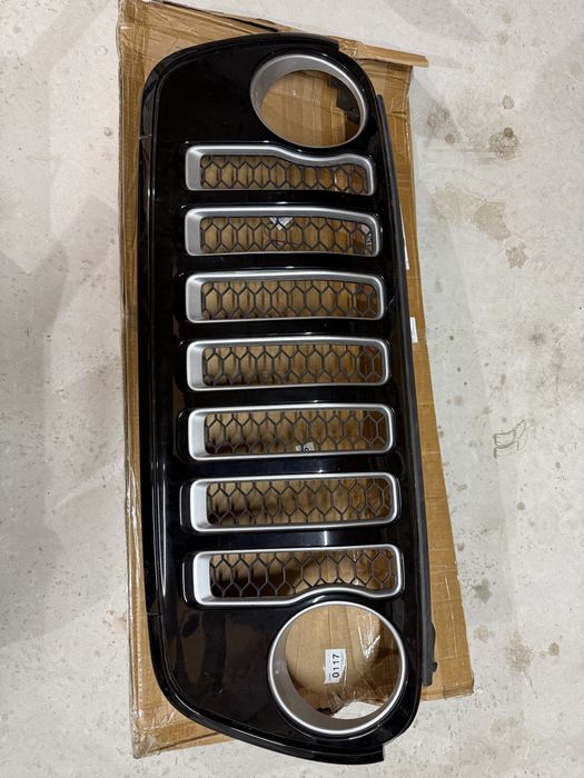 Решітка радіатора чорна Jeep Gladiator JT Overland 2023