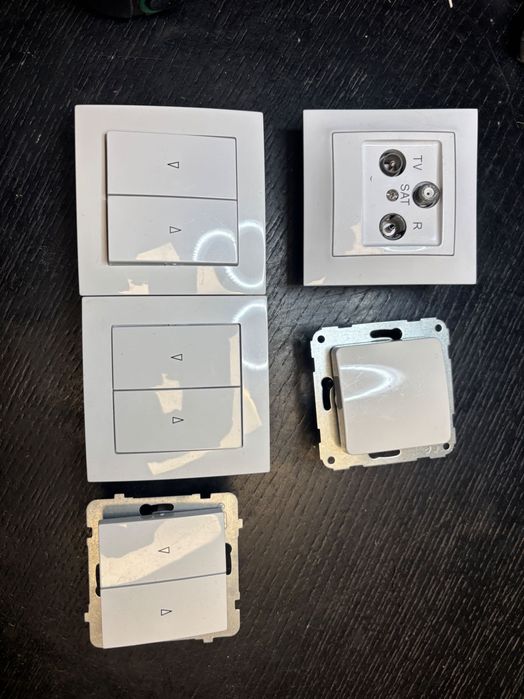 Osprzęt elektryczny – włączniki rolet + gniazdo RTV/SAT – stan idealny