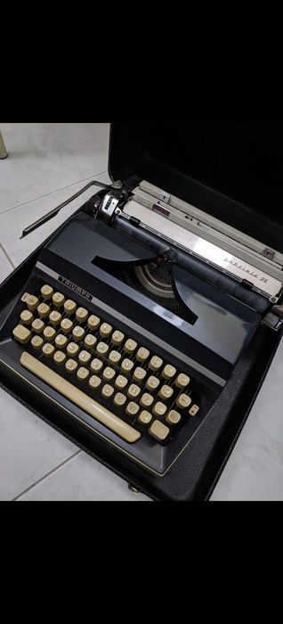 Máquina de escrever TRIUMPH vintage com mala própria de transporte.
