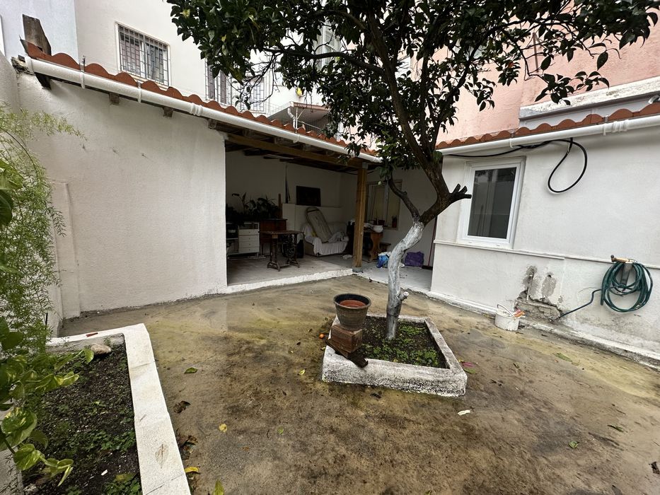 Arrenda-se aluga-se T2 com quintal 120m2 com Garagem