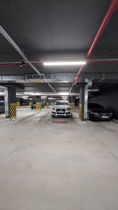 Здається велике паркомісце в паркінгу ЖК Манхетин