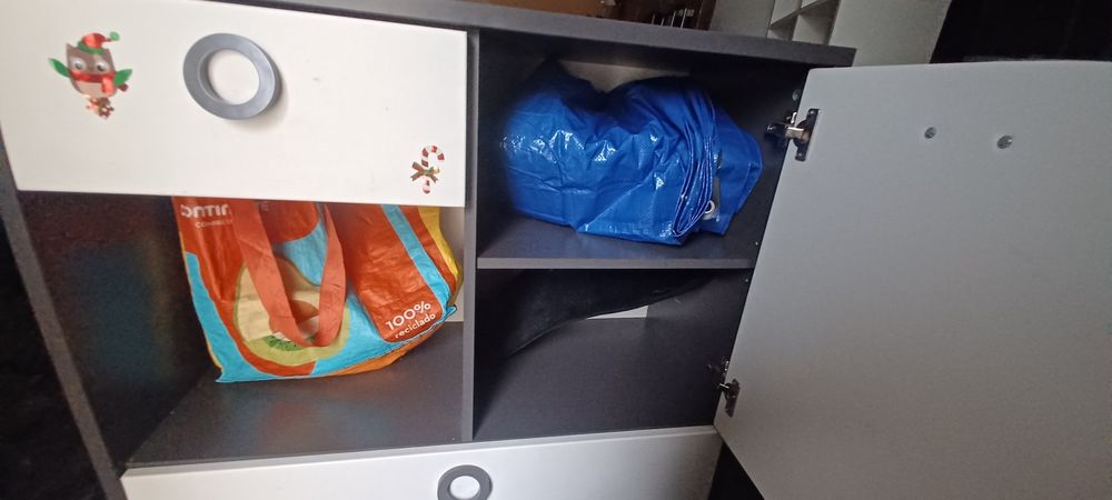 Cómoda branca com gavetas