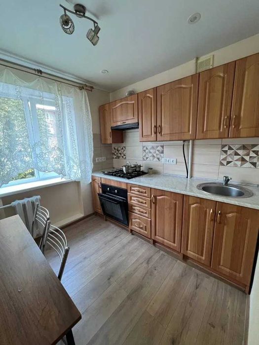 Продам 2-кімнатну квартиру на вул. Віктора Мерзленка, 12.