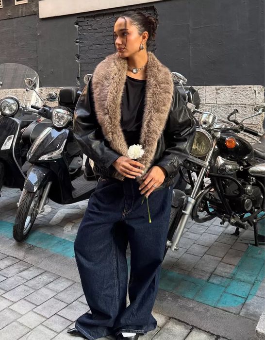 Куртка зі штучної шкіри з хутряним коміром