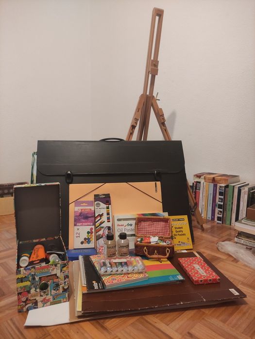 Kit artístico com vários materiais e cavalete ajustável