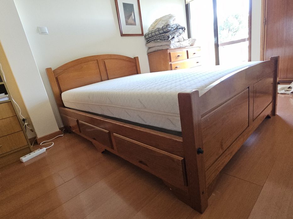 Cama em cerejeira maciça com gavetas 145 x 200