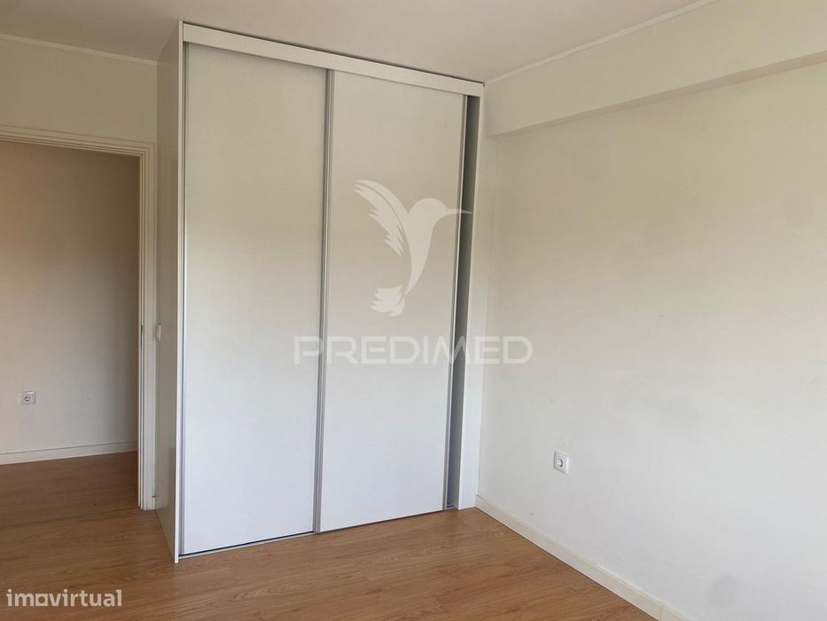 Arrenda-se T2 remodelado com garagem em Montes Burgos