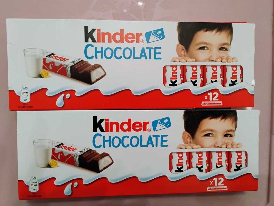 10 opakowań Kinder Chocolate, każde z opakowań po 12 czekoladek