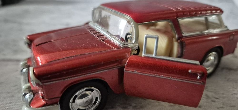 Машинка  Kinsmart 1955 Chevy Nomad, виготовлена з металу в масштабі 1:40.