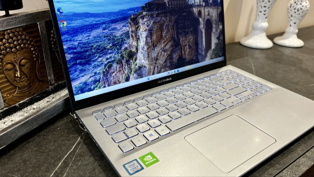 Asus Vivobook I5-8250U/SSD+HDD/nVidia MX110/12Gb RAM