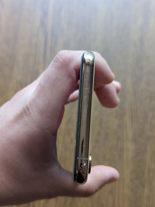 iPhone XS Max 256GB Neverlock у золотистому

кольорі.