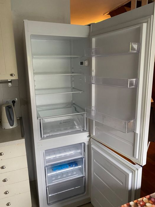 lodówka Indesit, szuflady, półki, szyby