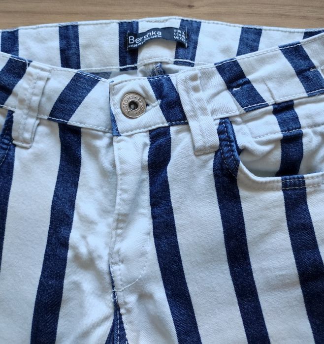 Spodnie XXS 32 Bershka dżinsy do kostek rurki białe paski