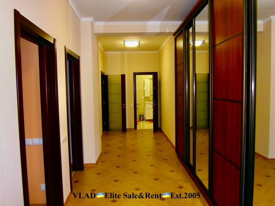 Л.Українки бул. 7-А. 2-кім. 100 м2. Всі вікна виходять у двір на парк!