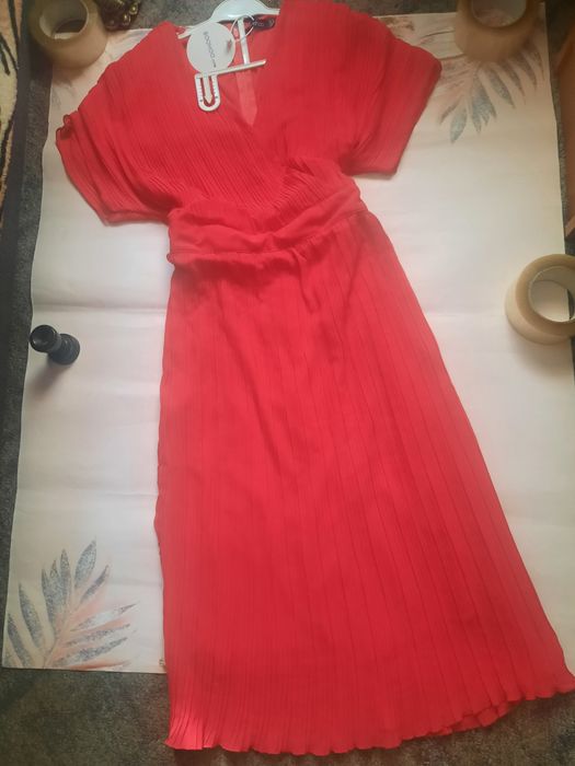 Красивейшее красное платье плиссировка.42-44.