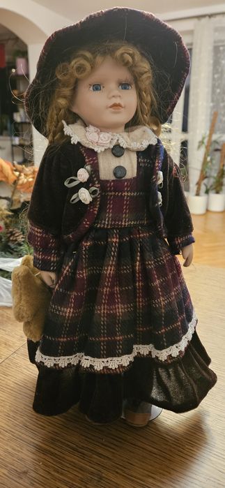 Lalka porcelanowa kolekcjonerska ze stojakiem