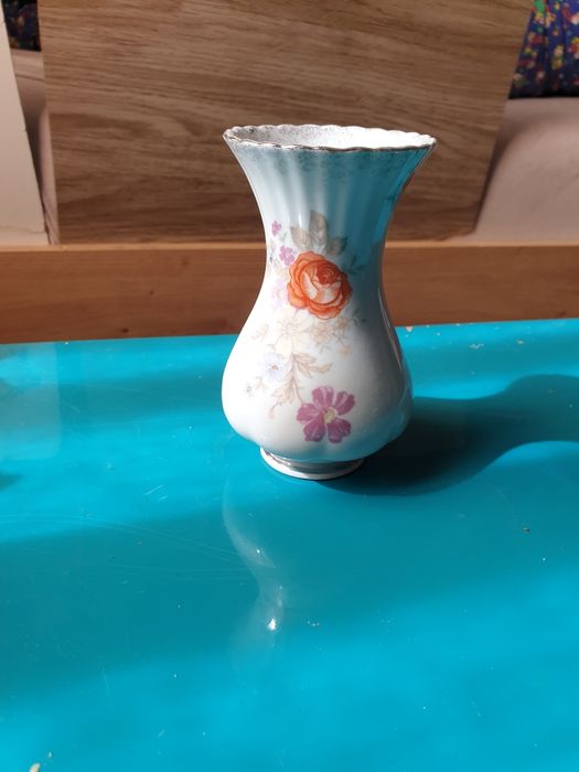 Stary porcelanowy mały wazon Chodzież z lat 60