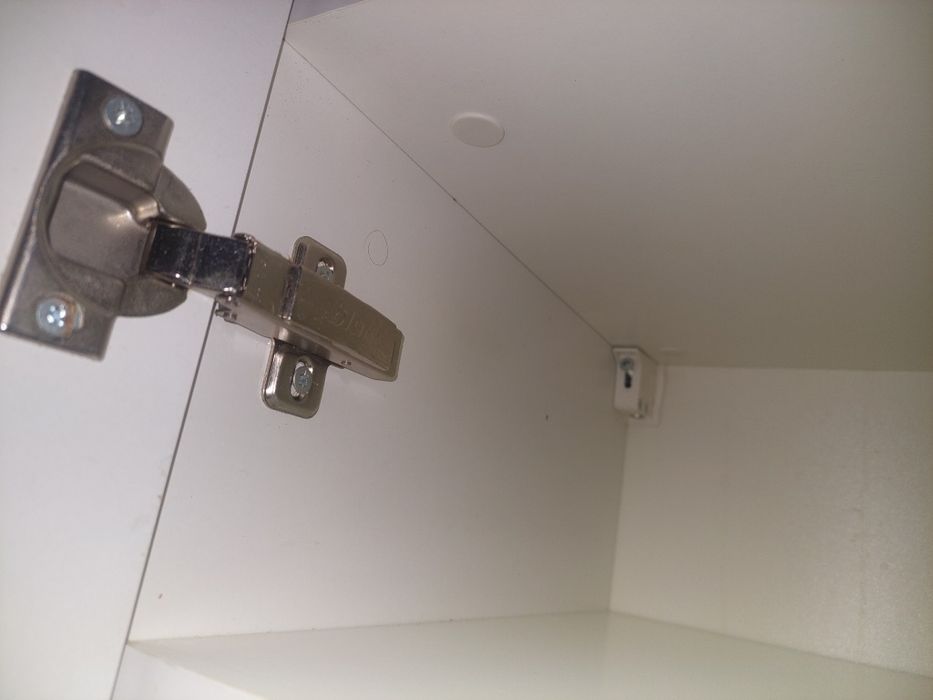 Шкафчик в ванную комнату с сеткой для белья