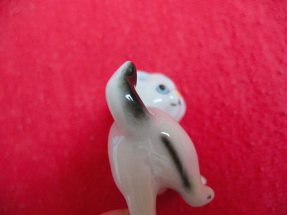 Kot - pręgowany kotek - porcelana - 3,5 x 4 x 2 cm Miniaturka