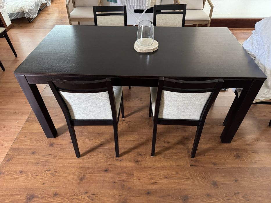 Cadeiras de sala e mesa