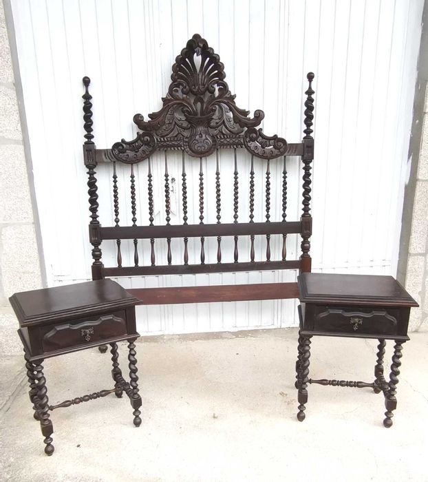 Cama antiga de madeira trabalhada.