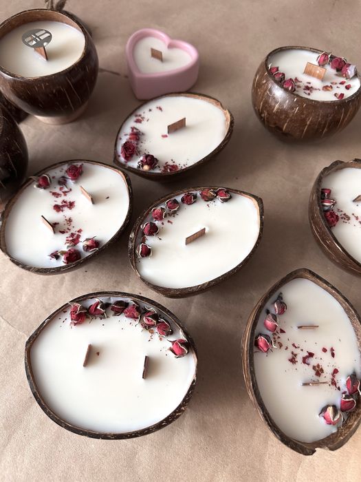 Свічки у половинці кокоса, свічки у цілому кокосі.