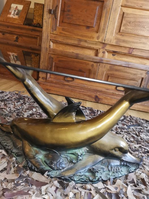 Mesa de vidro com golfinhos