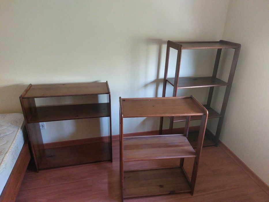 4 Estantes em madeira