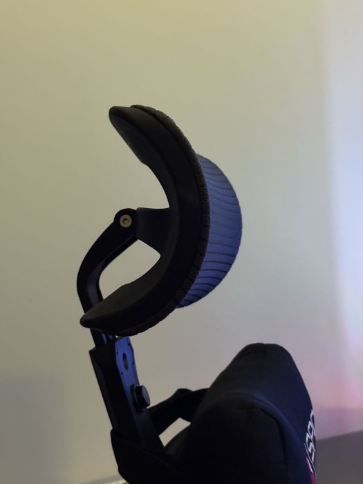 Fotel biurowy – wygodny, siatkowy, z zagłówkiem