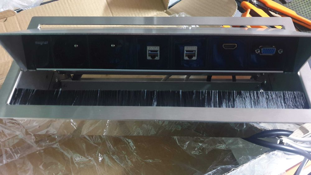 Gniazdko wpuszczane w blat MEDIA PORT