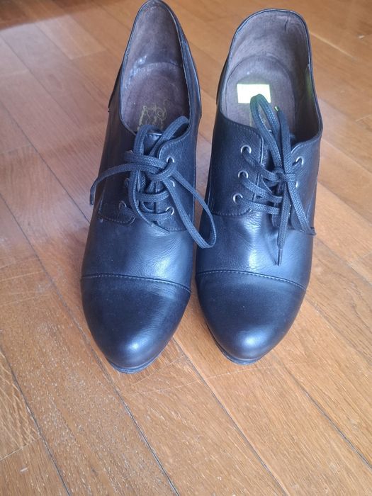 Sapatos / Botins  em Pele com Atacadores (Tamanho 39) – Excelentes
