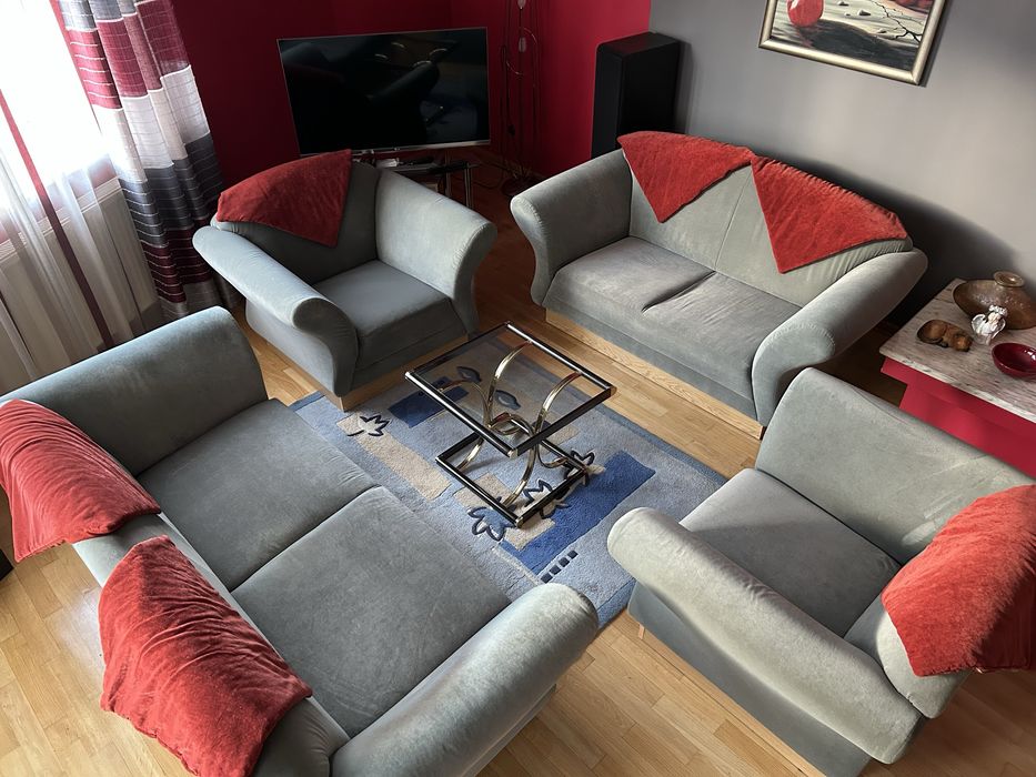 dwie kanapy i dwa fotele